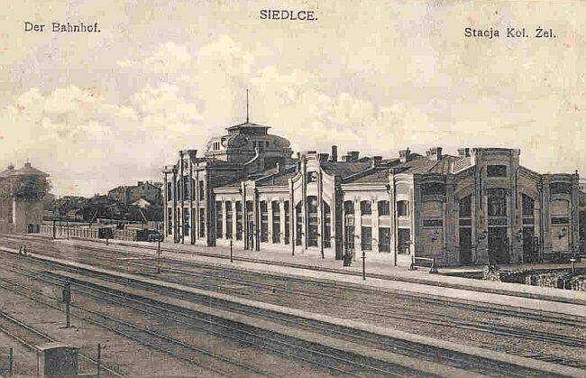 Dworzec w Siedlcach w 1915 roku. Autorem zdjęcia jest A. Gancwol - znany fotograf i fotografik siedlecki. Zdjęcie pochodzi z serwisu bazakolejowa.pl.
