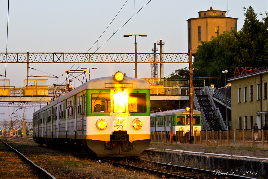 Rok 2011. Pociąg osobowy Kolei Mazowieckich do Tłuszcza oczekuje odjazdu przy peronie nr 2.