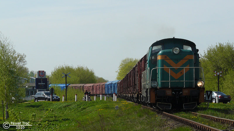Rok 2010. SM42-1009 podstawia skład wagonów krytych na tory bocznicy po manewrach na torze szlakowym linii nr 55.
