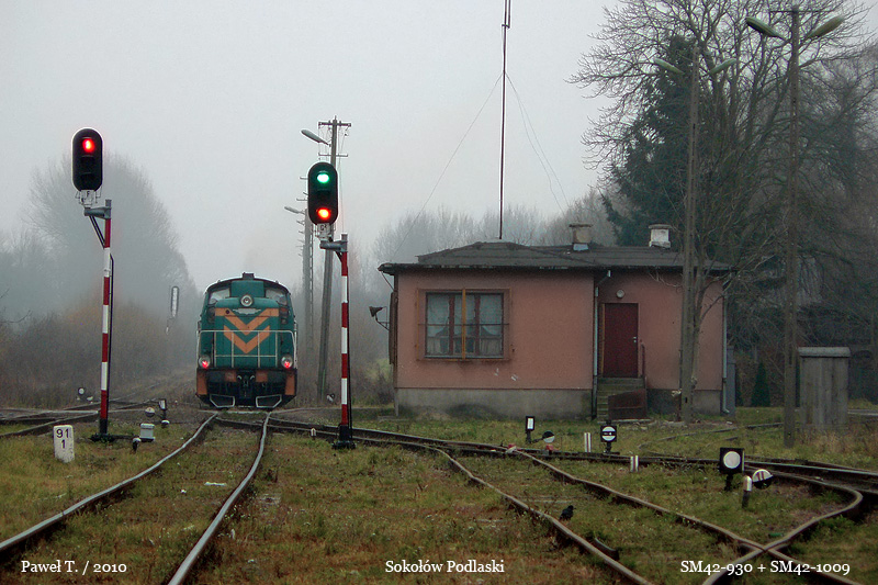 17.10.2010. Duet lokomotyw PKP Cargo opuszcza Sokołów Podlaski w drodze do Siedlec.