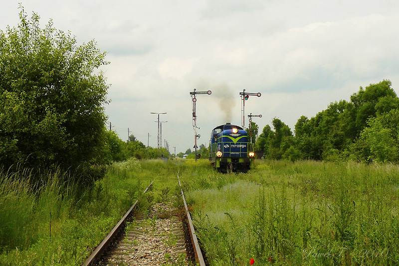 Rok 2010. SM42-522 rusza z Ostrowi jako luzak do Małkini.