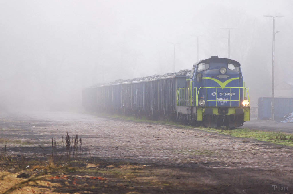 12.11.2014. SM42-693 podstawia wagony z węglem na plac rozładunkowy.
