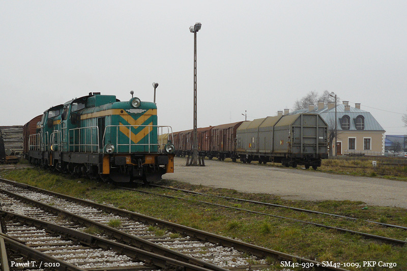 17.11.2010. Pociąg towarowy z Siedlec podczas rozładunku na placu w Sokołowie.