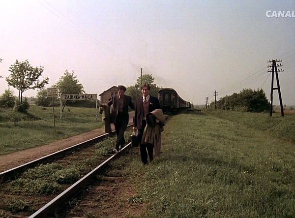 Kadr z filmu "Człowiek z Marmuru" w reż. Andrzeja Wajdy (1976) przedstawiający przystanek Żabinka Mała (Bielany Podlaskie).