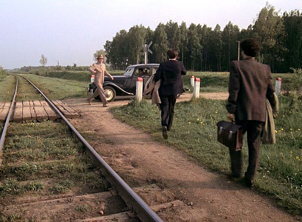Przejazd kolejowy nieopodal przystanku Bielany Podlaskie. Kadr z filmu "Człowiek z Marmuru" A. Wajdy (1976r).