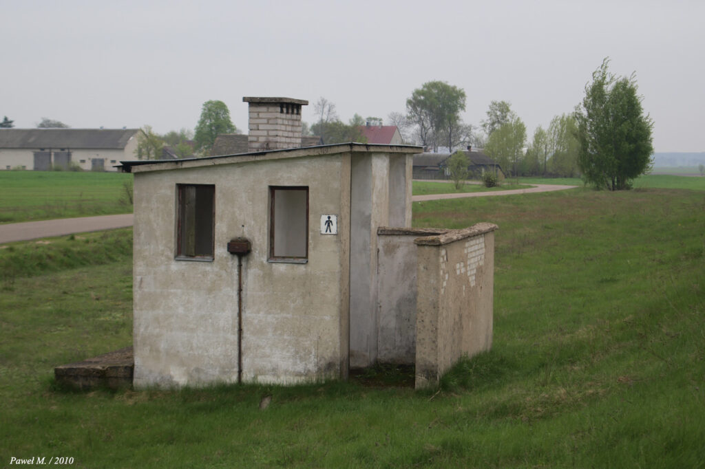 Rok 2010. Murowane toalety publiczne w Jarnutach. Fot. Paweł M.