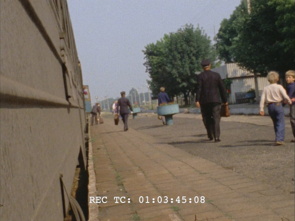 Kadr z filmu Shoah Claude'a Lanzmanna z 1985 roku ukazujący pasażerów wysiadających w Kosowie z pociągu do Małkini. Kadr pochodzi z końca lat 70-tych.