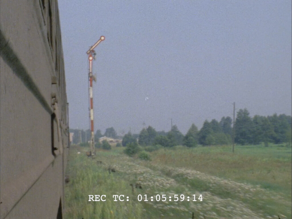 Kadr z filmu Shoah Claude'a Lanzmanna z 1985 roku. Pociąg osobowy z Siedlec do Małkini wjeżdża na stację w Kosowie.