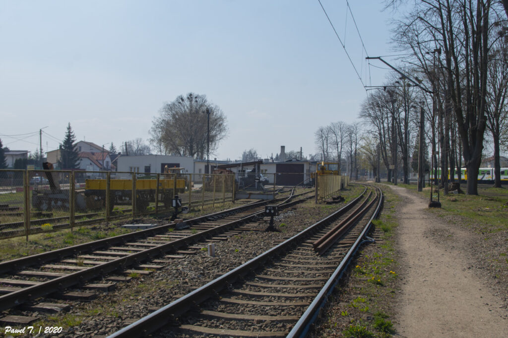 20.04.2020. Tor 5A linii nr 34 prowadzący na ostrołęcką część stacji. W tle zakład ISE Małkinia.