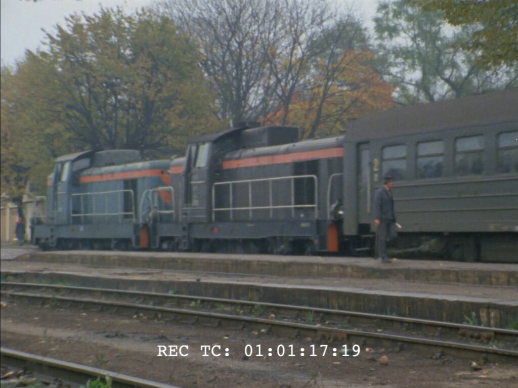 Rok 1981. Pociąg osobowy z Warszawy kończy bieg przy peronie nr 1 stacji Małkinia. Niewykorzystany kadr z filmu Shoah (1985) Claude'a Lanzmanna.