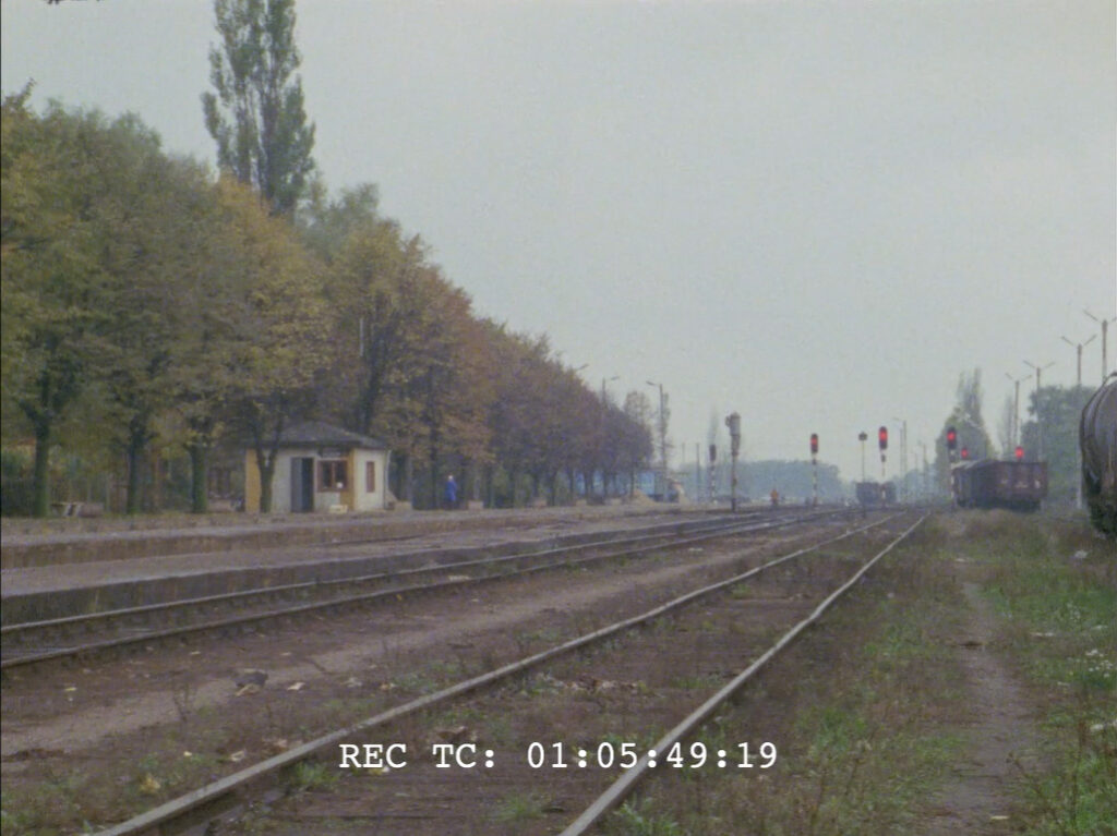 Rok 1981. Widok na stację Małkinia w kierunku Warszawy. Doskonale widoczny peron nr 3 rozebrany rok później. Niewykorzystany kadr z filmu Shoah (1985) Claude'a Lanzmanna.