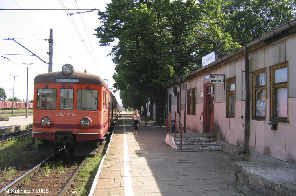 Rok 2005. Pociąg osobowy z Małkini do Białegostoku oczekuje na pasażerów przy peronie nr 1. Po prawej nieistniejący już powojenny dworzec. Fot. M. Kulinicz