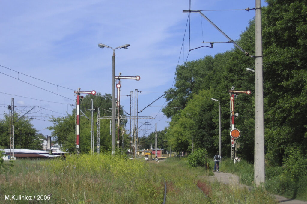 Rok 2005. Semafory kształtowe w ostrołęckiej części stacji w okręgu nastawczym Młk 2. Fot. M. Kulinicz.