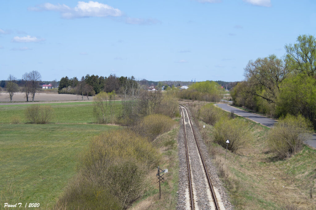 Rok 2020. Widok na linię nr 34 w kierunku Ostrołęki z most nad rzeką Orz.