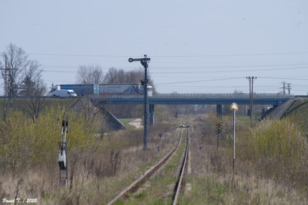 Semafor wjazdowy K strzegący wjazdu do Ostrowi od strony Małkini. Dalej wiadukt w ciągu drogi krajowej S8.