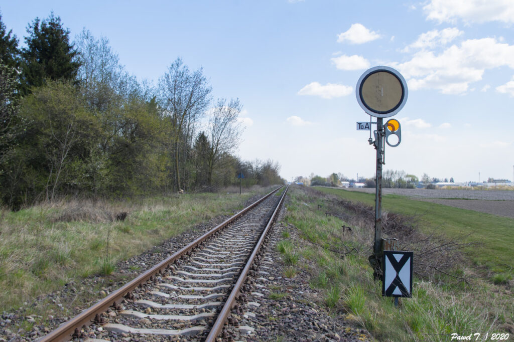 Rok 2020. Tarcza ostrzegawcza ToA odnosząca się do semafora wjazdowego A stacji Ostrów Mazowiecka.