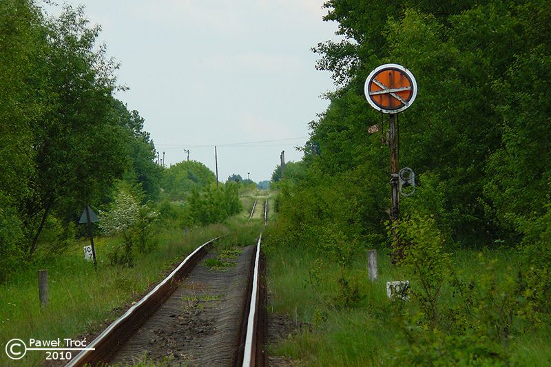 Tarcza ostrzegawcza ToA przed wjazdem do Podnieśna od str. Sokołowa w 2010 roku.