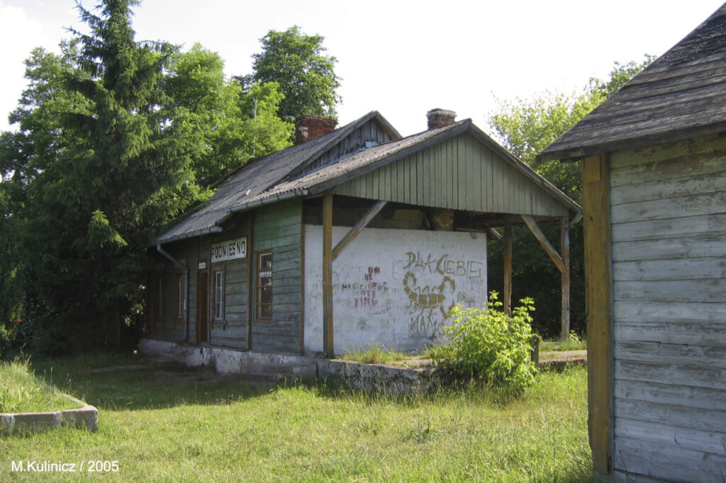 Budynki stacyjne w roku 2005. Fot. M. Kulinicz.