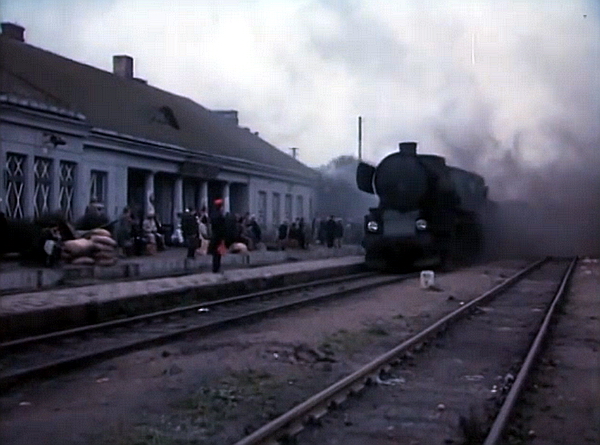 Lata 70-te. Kadr z filmu "Sekret Enigmy" z 1979 roku ukazujący stację Sokołów Podlaski jako "Brześć Poleski".