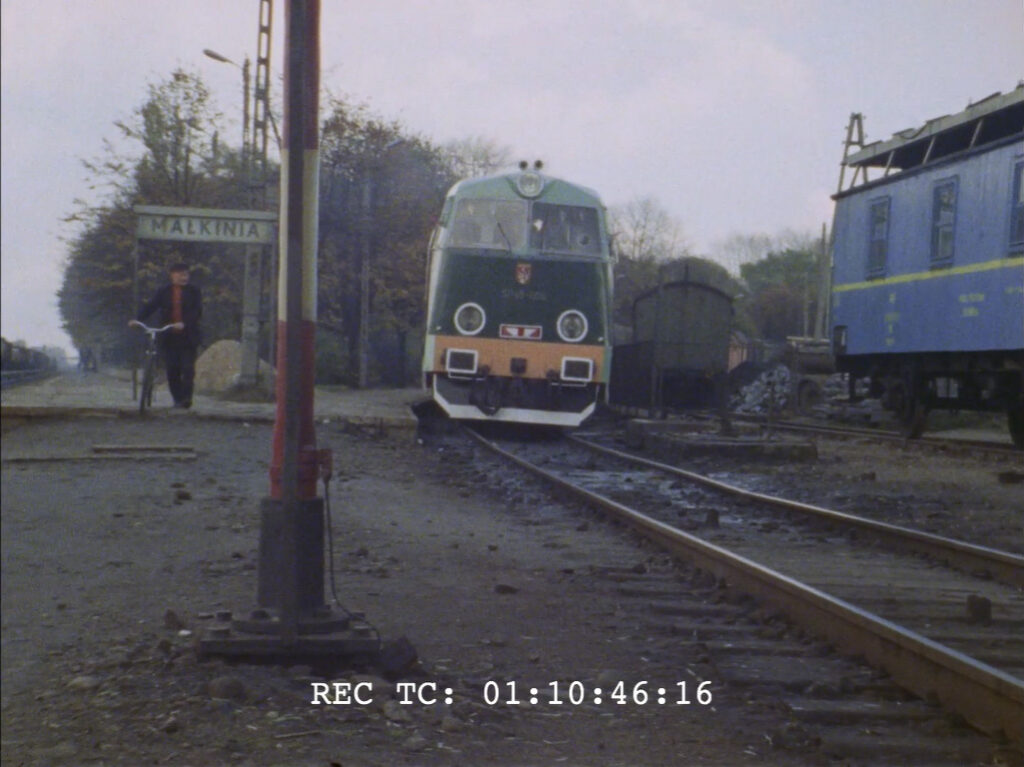 Rok 1981. SP45-005 z pociągiem osobowym z Małkini do Siedlec opuszcza stację początkową. Niewykorzystany kadr z filmu Shoah (1985) Claude'a Lanzmanna.