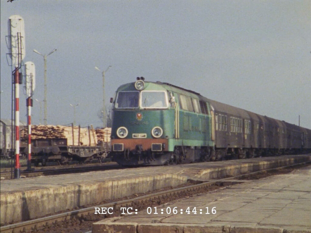 Rok 1981. SP45-146 z pociągiem pośpiesznym z Białegostoku do Warszawy oczekuje odjazdu z Małkini. Niewykorzystany kadr z filmu Shoah (1985) Claude'a Lanzmanna.