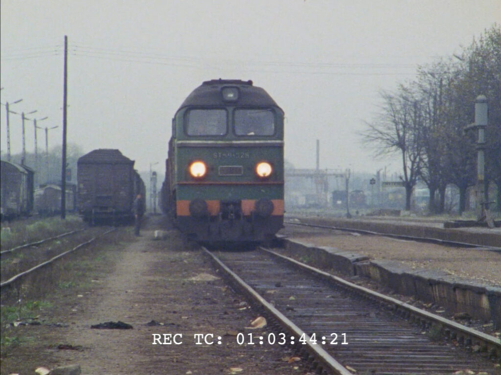 Rok 1981. ST44-325 z pociągiem towarowym z Białegostoku oczekuje na rozpoczęcie manewrów w Małkini. Niewykorzystany kadr z filmu Shoah (1985) Claude'a Lanzmanna.