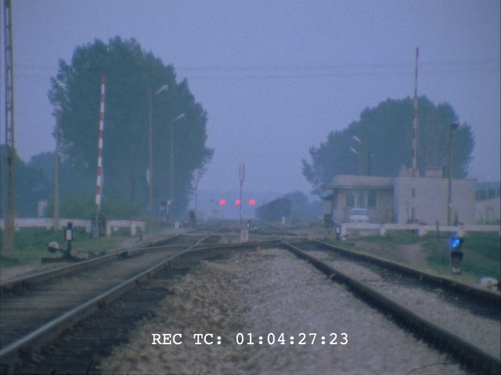 Rok 1981. Północna głowica rozjazdowa stacji Treblinka oraz nastawnia dysponująca Tr i przejazd kolejowy. Niewykorzystany kadr z filmu "Shoah" Claude'a Lanzmanna.