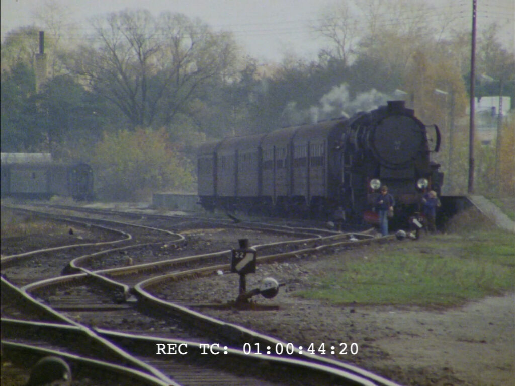 Rok 1981. Nieznana Ty2 z pociągiem osobowym do Siedlec oczekuje planowej godziny wystawienia w peron. Niewykorzystany kadr z filmu Shoah (1985) Claude'a Lanzmanna.