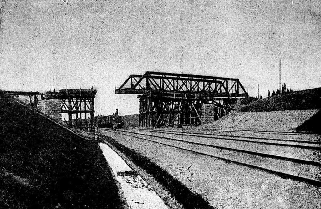 Budowa wiaduktu w 1892 roku. Autor nieznany.