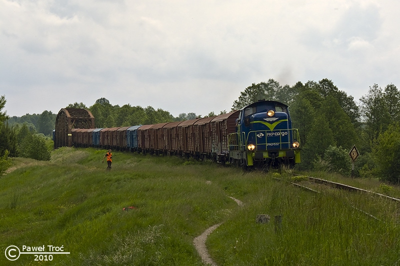 Rok 2010. SM42-522 z pociągiem zdawczym z Małkini do Ostrowi Mazowieckiej przejeżdża ostem nad rzeką Brok.