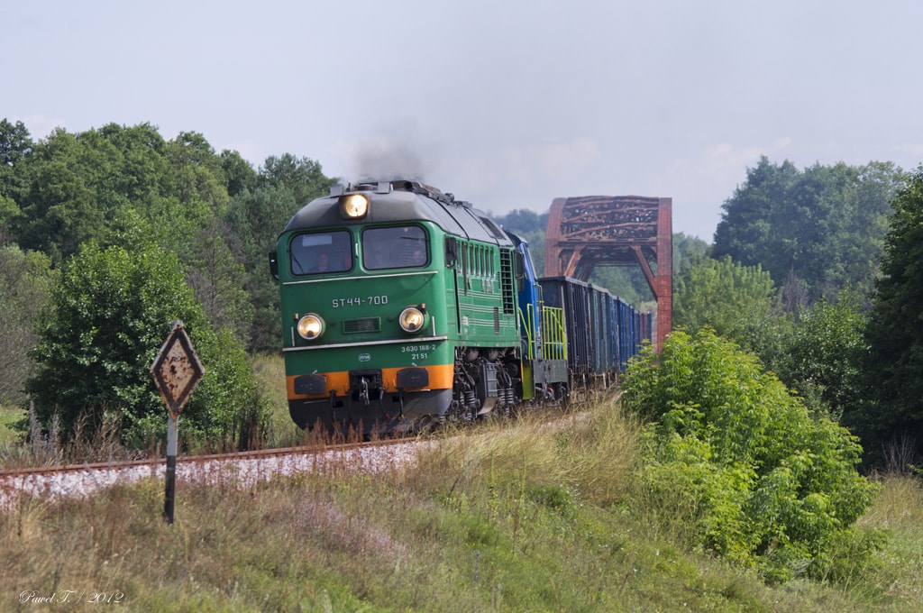 Rok 2012. ST44-700 z ciężkim pociągiem zdawczym z Małkini do Ostrowi Mazowieckiej przejeżdża mostem w Niegowcu.
