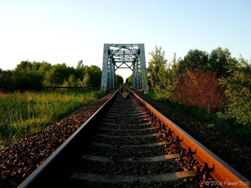 Rok 2009. Most nad rzeką Liwiec o zachodzie słońca.