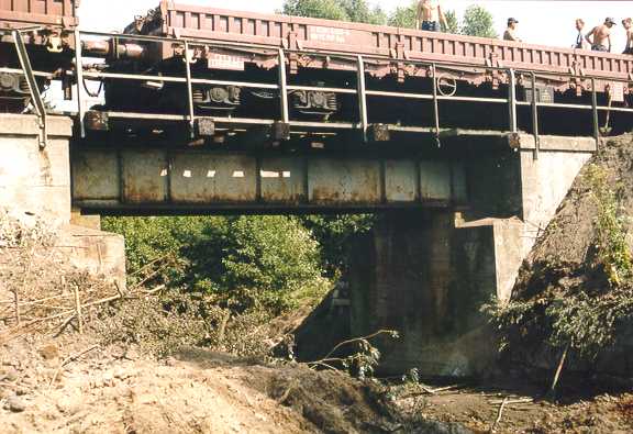 Rok 1997. Remont mostu w kilometrze 74,000 szlaku Kosów Lacki - Sokołów Podlaski. Zdjęcie pochodzi ze strony kolej.eu07.pl.
