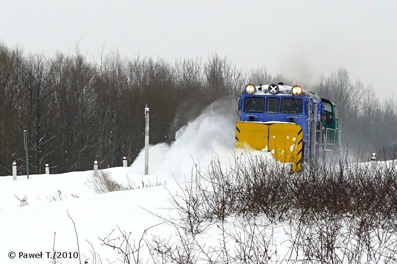 Rok 2010. SM42-212 pracuje z pługiem odśnieżnym na szlaku w okolicy wsi Purzec.