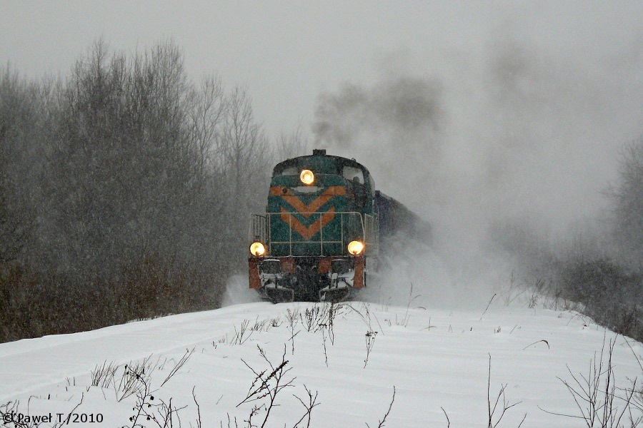 Rok 2010, Purzec. SM42-1009 w zimowej scenerii z pociągiem zdawczym relacji Siedlce - Sokołów Podlaski.