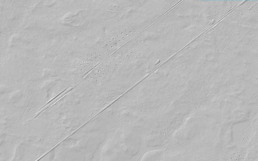Profil numeryczny terenu z geoportalu ukazuje nieznaną odnogę bocznicy w Komorowie. Doskonale widoczne ślady po torze bocznicy rozdzielającym się na dwa w punkcie zdawczo - odbiorczym. Dobrze widać także nieznanego pochodzenia punktowe wgłębienia w terenie oraz dzisiejszą trasę S8 biegnącą równolegle do dawnej bocznicy.